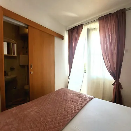 Fila - Large & Close To The Beach Makarska