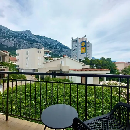 Fila - Large & Close To The Beach Makarska